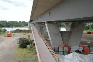 Die neue Schiersteiner Rheinbrücke mit angehängtem Radweg. - Foto: gik