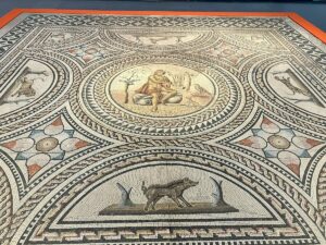 Das in Mainz gefundene Orpheus-Mosaik ist nun im Mainzer Landesmuseum zu sehen. - Foto: gik 