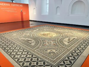 Das Orpheus-Mosaik in der neuen Präsentationsform im Mainzer Landesmuseum. - Foto: gik