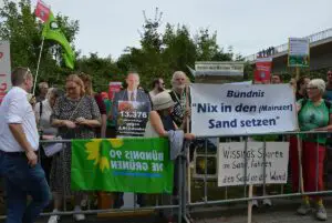 Protest gegen den Ausbau der A643 durch den Mainzer Sand am Rande der Brücken-Eröffnung. - Foto: gik