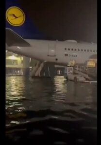 Fotos und Videos zeigten in der Nacht, wie das Rollfeld des Frankfurter Flughafens unter Wasser stand. - Video: FlightEmergency, Screenshot: gik
