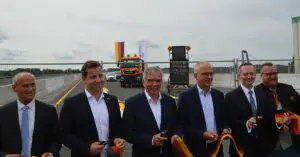 Band durchschnitten, Brücke eingeweiht: Die Politik bei der symbolischen Eröffnung der Schiersteiner Rheinbrücke. - Foto: gik
