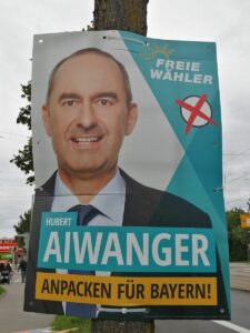 Wahlkampf-Plakat Hubert Aiwangers. Anfang Oktober ist Bayernwahl. - Foto: Freie Wähler