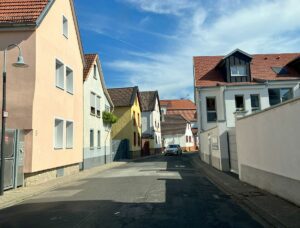 Alter Ortskern von Mainz-Bretzenheim: D9ichte Bebauung, kaum Abstand, viele ältere Häuser. - Foto: gik