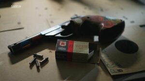 Ein Revolver mit Patronen - wurde der zweite Doppelmord mit der gestohlenen Waffe der Geimers begangen? Szene aus der ARD-Doku "Lebenslänglich". - Screenshot: gik