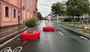 Rote Ringe mit Bäumen während der Sperrung der Großen Bleiche. - Foto: Stadt Mainz