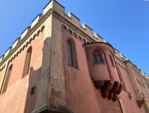 Das obere Stockwerk des Heiliggeist in Mainz: Hinter dem Erker verbirgt sich die alte Hauskappelle des früheren Spitals. - Foto: gik