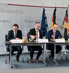 Auch Staatssekretär Denis Alt (ganz rechts) muss seinen Posten als Aufsichtsratschef der Mainzer Unimedizin räumen - es übernimmt Minister Clemens Hoch (SPD, Mitte). - Foto: gik