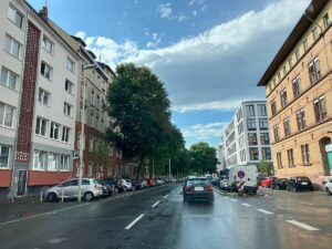 Die Mombacher Straße heute: Wichtige Einfallsstraße, in die Jahre gekommene Optik. - Foto: gik