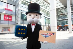 Wer würfelt sich zum Millionär? Das Monopoly-Maskottchen am Brandzentrum in Mainz. - Foto: Polar 1