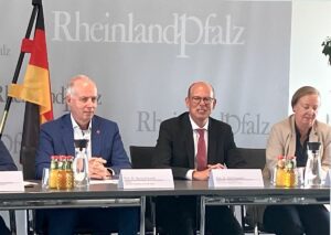 Müssen nun die Probleme der Mainzer Unimedizin lösen: Ralf Kiesslich (Mitte) als neuer Vorstandschef, und Waltraud Kreutz-Gers. - Foto: gik