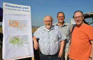 ÖDP-Chef Claudius Moseler (Mitte) mit Mitstreitern beim Ackerfest in Bretzenheim. Links eine Karte zu Bodenqualitäten (unten): Je grüner desto besser. - Foto: gik