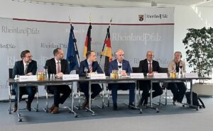 Befreiungsschlag: Die Vorstellung des designierten neuen Vorstands der Uniklinik Mainz am Mittwoch. - Foto: gik 
