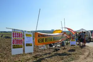 Protest gegen Flächenversiegelung beim "Ackerfest" am Samstag in Mainz. - Foto: gik