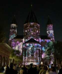 Phantastische Lightshow am Ostchor des Mainzer Doms 2023. - Foto: gik