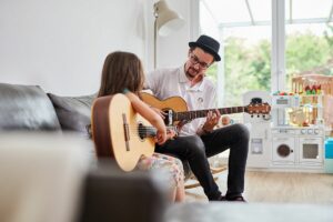 Gitarrenunterricht ganz entspannt im heimischen Wohnzimmer: Das Konzept der Home Music Teachers. - Foto: HMT