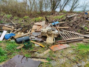Überreste der Flutkatastrophe an der Ahr: Bis heute finden sich solche Müllhaufen in Teilen der Ahr-Auen. - Foto: Wipperfürth