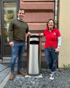 OB Nino Haase (parteilos) stellte im Oktober 2023 die neuen "Abfallhaie" in der Mainzer Altstadt vor. - Foto: Stadt Mainz 