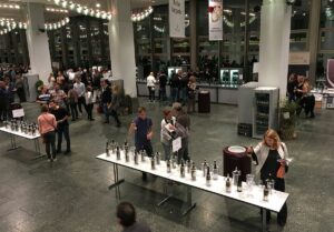 Das Weinforum Rheinhessen 2018 in der Rheingoldhalle: Thementische im Mittelpunkt, - Foto: gik