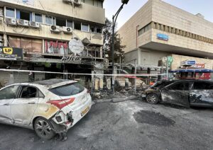 Ausgebrannte Autos in Kiryat Shemona im Norden Israels nach Raketenangriffen der Hisbollah. - Foto Huch
