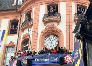 Vom Balkon des Osteiner Hofs wird der 11 und der Narrenzeit gehuldigt. - Foto: gik