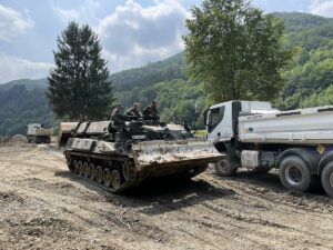 Ein Bundeswehrpanzer im Einsatz an der Ahr - hätte mit Hilfe der Bundeswehr eine Evakuierung Menschenleben retten können? - Foto: Bundeswehr