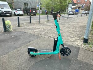 E-Scooter mitten auf Fußweg in einem Mainzer Stadtteil. - Foto: gik