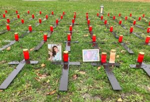 136 Kerzen und Kreuze, eines für jeden Toten der Ahrflut, das bauten Angehörige am Montag auf dem Ernst-Ludwig-Platz in Mainz auf. - Foto: gik