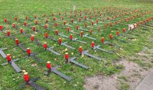 "Menschenleben hätten gerettet werden können": Kreuze und Kerzen erinnern in Mainz an die 136 Toten der Flutnacht. - Foto: gik