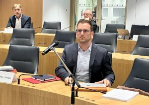 Dominic Gißler, Professor für Führung im Bevölkerungsschutz, bei seinem Auftritt vor dem Untersuchungsausschuss Ende November 2023. - Foto: gik
