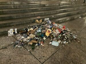 Einer von drei Müllbergen auf dem Gutenbergplatz vor dem Mainzer Staatstheater. - Foto: gik
