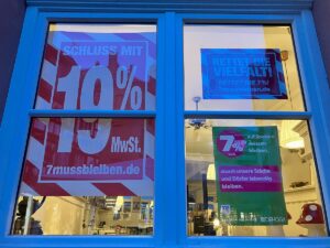 Plakate zur Aktion "Rettet die Vielfalt" und "Die 7 Prozent müssen bleiben" im Fenster des Restaurants Berggrün im Mainzer Kirschgarten. - Foto: gik