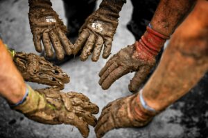 Stille Zeitzeugen: Helferhände mit schlammüberzogenen Handschuhen im Ahrtal, nach der Flutkatastrophe 2021. - Foto: Annett Baumgartner