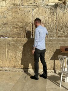 Tobias Huch an der Klagemauer auf dem Tempelberg in Jerusalem. - Foto: Huch