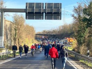 Run auf die Salzbachtalbrücke: Zu Tausenden strömten die Neugierigen am Samstag auf die fertige neue Autobahnbrücke. - Foto: gik