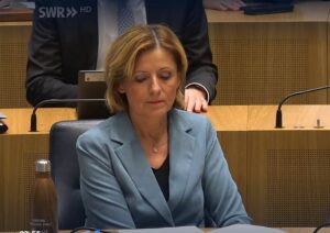Ministerpräsidentin Malu Dreyer (SPD) am Mittwoch im Plenum des Mainzer Landtags. - Screenshot: gik