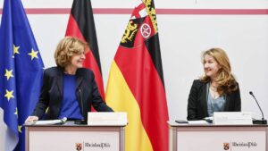 Ministerpräsidentin Malu Dreyer (links) und Heike Raab (beide SPD) bei einer Pressekonferenz in der Staatskanzlei. - Foto: rlp.de