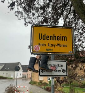 Landauf,. landab hängen Landwirte ihre Gummistiefel symbolisch "an den Nagel", hier am Ortsschild von Undenheim in Rheinhessen. - Foto: LSV RHH