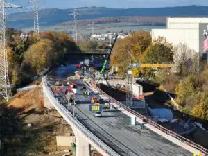 Die fast fertige erste Brückenhälfte der Salzbachtalbrücke. - Foto: Autobahn West GmbH