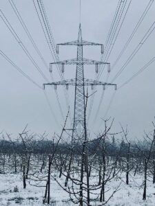 Strommast auf den Feldern bei Mainz. - Foto: Kindling