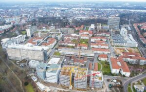 Das Gelände der Mainzer Universitätsmedizin aus der Luft, am unteren Bildrand die neuen Klinikgebäude am Hang oberhalb von Mainz-Zahlbach, darüber das alte Kesselhaus. - Foto: Peter Pulkowski /Unimedizin