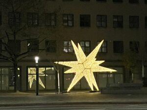 Neues Highlight: Die großen Leuchtsterne in der Mainzer Innenstadt,. hier auf dem Münsterplatz. - Foto: gik