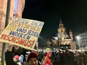 Protest gegen Faschismus im Schatten des Doms: Plakat auf der Demo "Zeichen gegen rechts" in Mainz. - Foto: gik