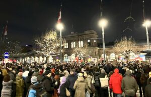 Eine riesige Menge versammelte sich am 19. Januar vor dem Mainzer Hauptbahnhof zum "Zeichen gegen Rechts". - Foto: gik