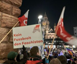 Plakat bei der Demo "Zeichen gegen rechts" am Donnerstagabend in Mainz. - Foto: gik