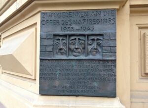 Gedenktafel an die Opfer der Nationalsozialisten an dem ehemaligen Gestapo-Hauptquartier in der Kaiserstraße in Mainz. - Foto: gik