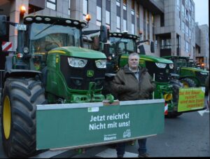 Auch der rheinhessische Weinbaupräsident Jens Göhring protestierte mit seinem Traktor vor der Rheingoldhalle in Mainz. - Foto: gik 
