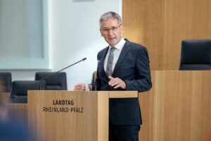 Landtagspräsident Hendrik Hering am Rednerpult des Mainzer Landtags. - Foto: Landtag RLP