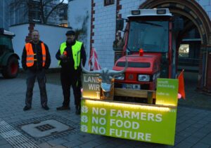 Bauernprotest mit Grabkerzen und Traktoren vor der Tür der Rheingoldhalle: Angst vor "No Future".. - Foto: gik