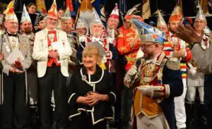 Die Mainzer Ehrenbürgerin Margit Sponheimer mit dem Mainzer Mischungs-Chor. - Foto: gik